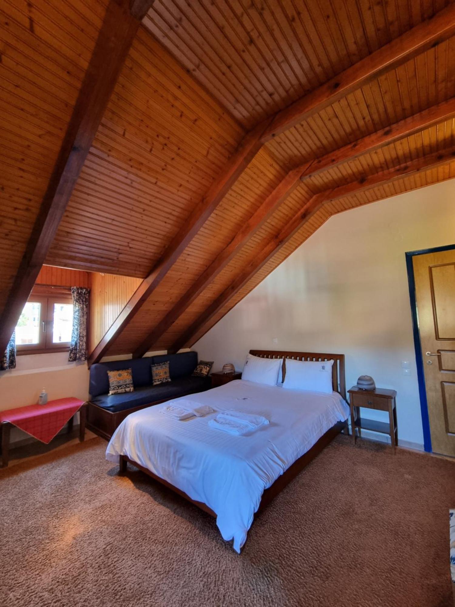 Kalavrita Krinides Apartment And Attics Oda fotoğraf